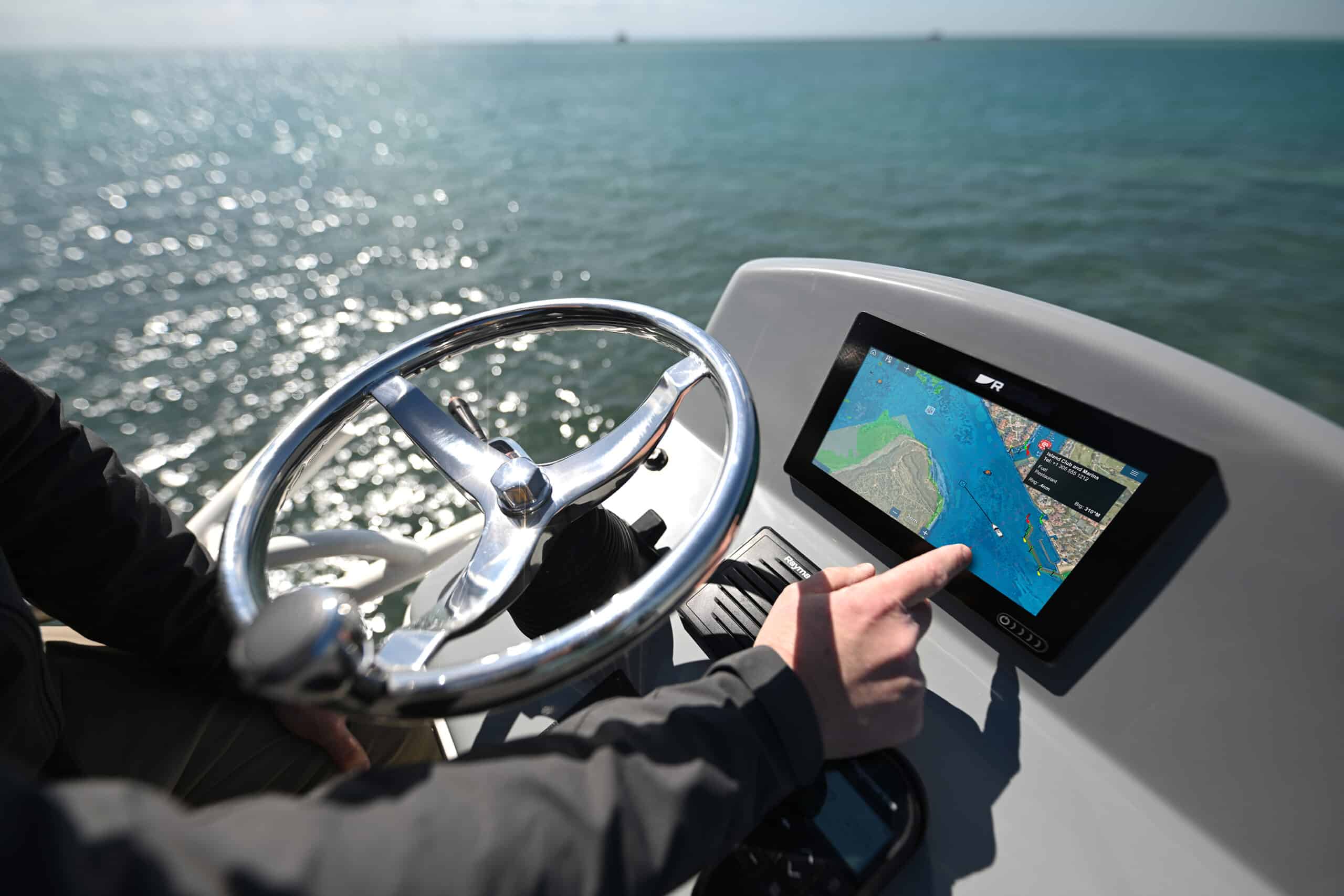 Raymarine Axiom Kartenplotter wird auf See bedient