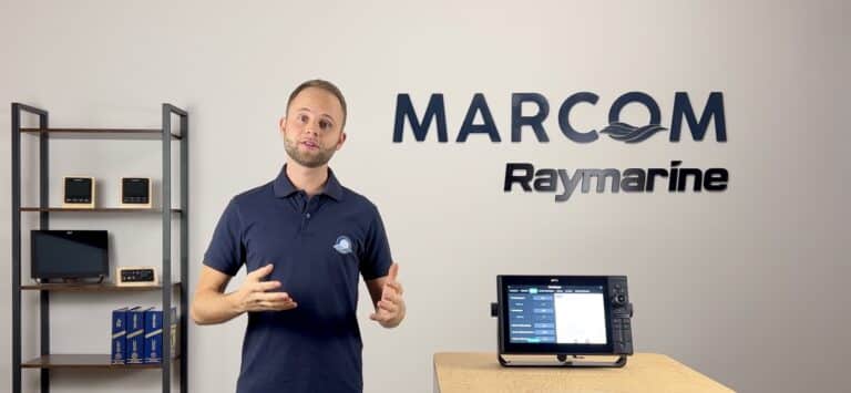 MARCOM Gründer Moana Schulze erklärt im Online Kurs Studio die Nutzung des Raymarine AXIOM Kartenplotters.